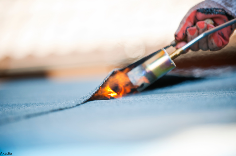 Toiture chéneau : guide complet pour choisir et installer - akadia.fr